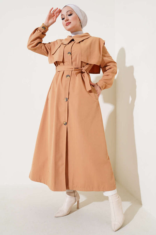 Kamelfarbener Trenchcoat mit Taschenklappendetail und Cape