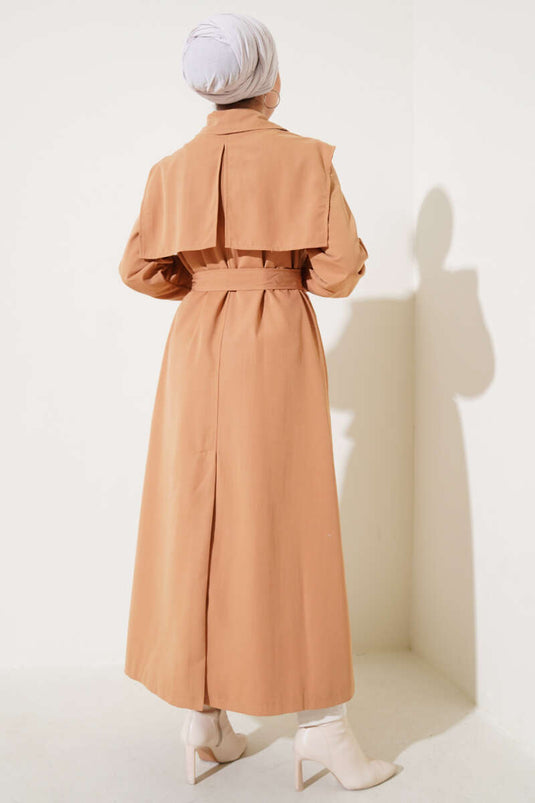 Trench-coat camel avec rabat de poche et cape