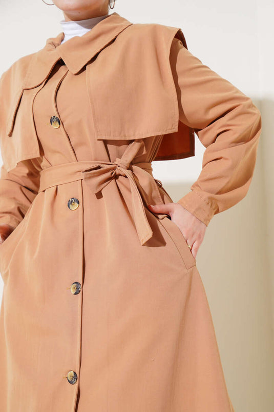 Kamelfarbener Trenchcoat mit Taschenklappendetail und Cape