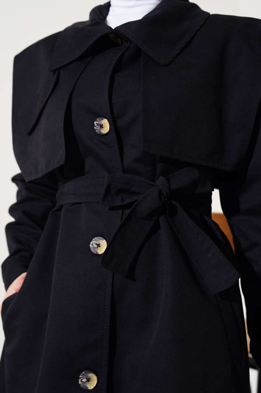 Cape-Trenchcoat mit Taschenklappe und detailliertem Cape in Schwarz