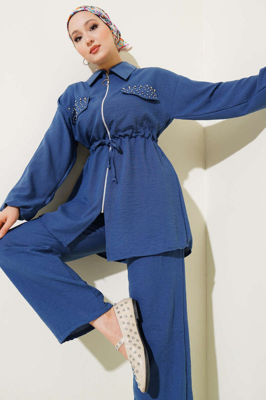 Completo in lino blu navy con patta tascabile, decorazioni in pietra e passante in vita