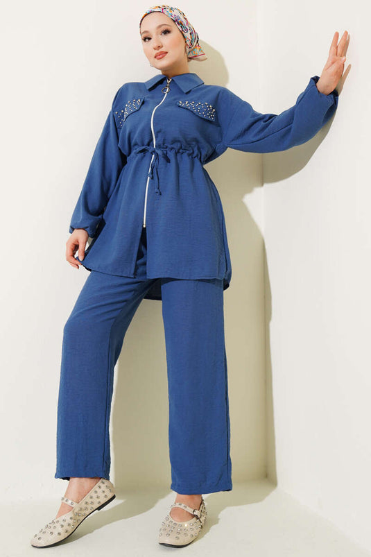 Completo in lino blu navy con patta tascabile, decorazioni in pietra e passante in vita