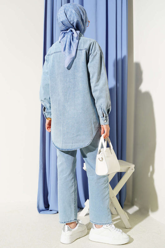 Zweiteiliges Jeans-Set mit Taschenklappen, steinbesetzten Knöpfen, Hellblau