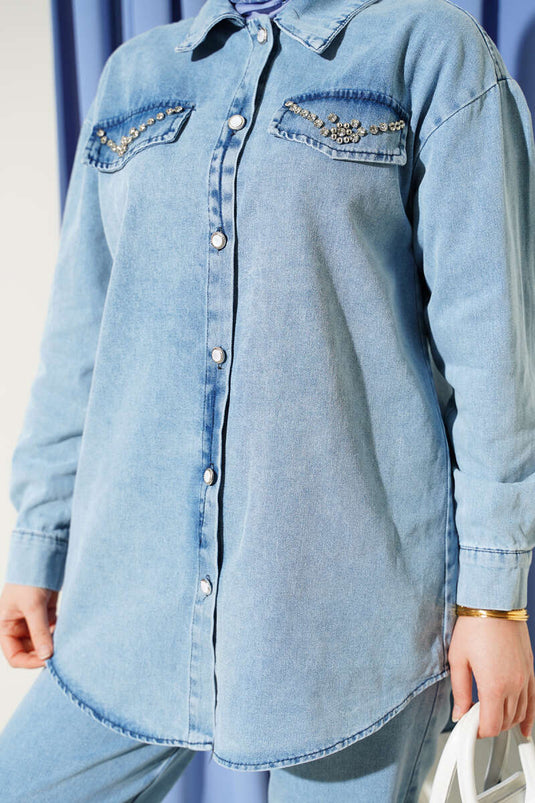 Zweiteiliges Jeans-Set mit Taschenklappen, steinbesetzten Knöpfen, Hellblau
