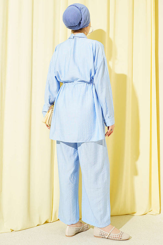 Ensemble deux pièces bleu avec ceinture tunnel et fermeture à glissière frontale