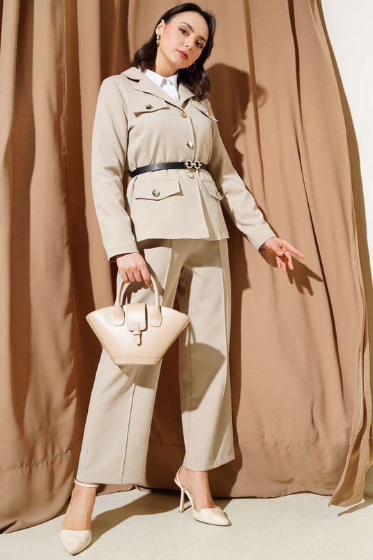 Costume deux pièces beige avec veste ceinturée et rabat de poche