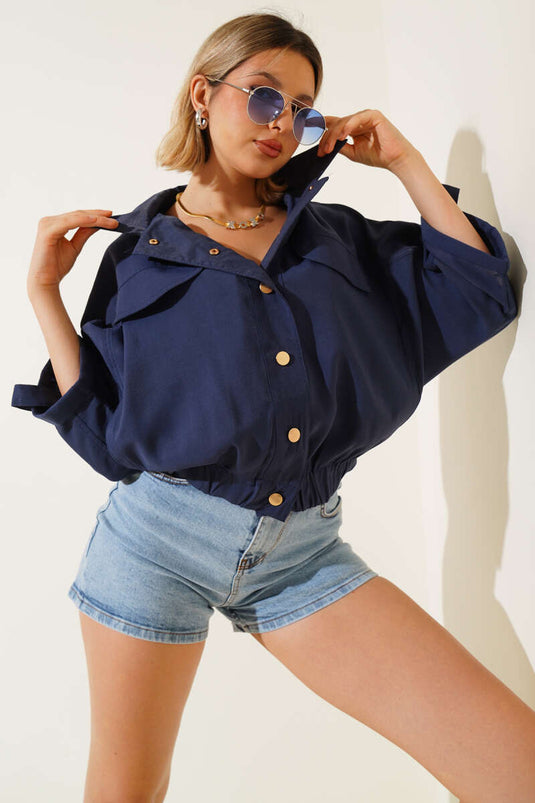 Giacca blu navy con maniche a patta e tasca