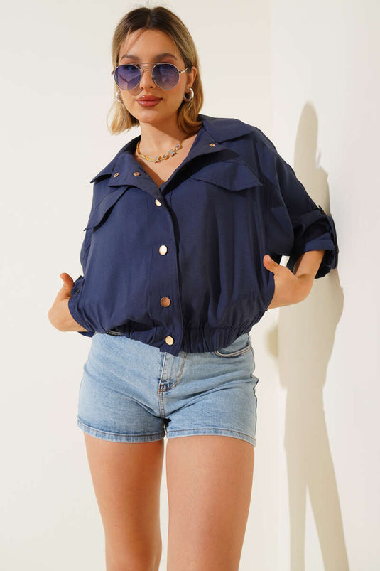 Giacca blu navy con maniche a patta e tasca