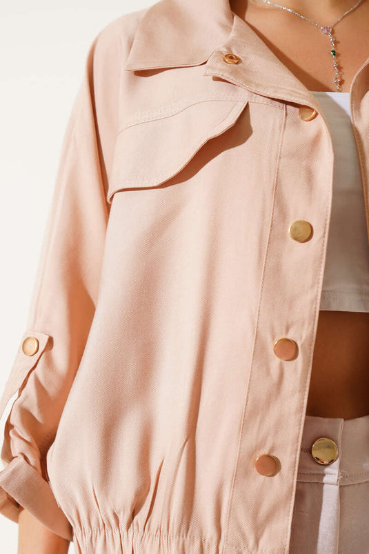 جاكيت بريطاني الطراز بأكمام بغطاء وجيب، لون لاتيه