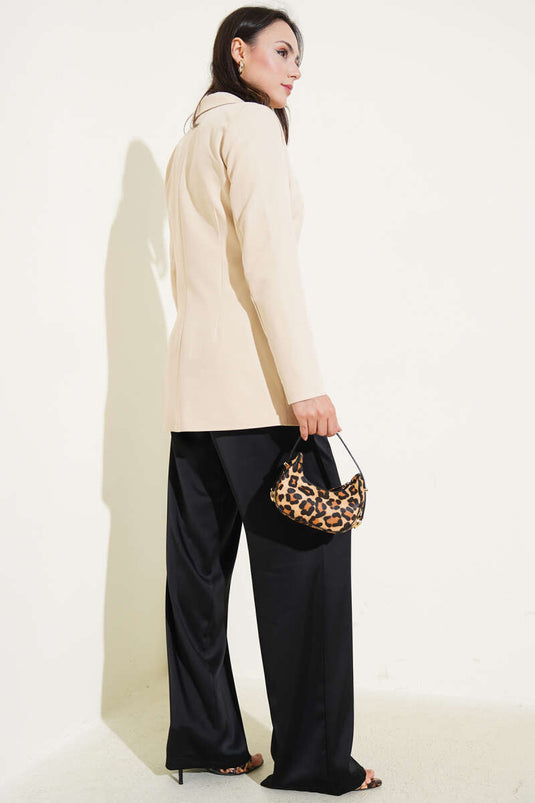 سترة بليزر بزر واحد مع جيوب قلابة باللون البيج