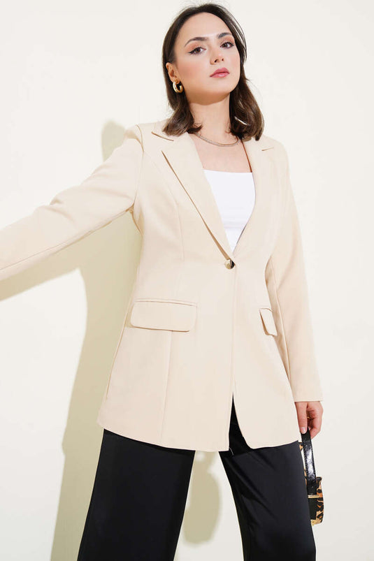 سترة بليزر بزر واحد مع جيوب قلابة باللون البيج