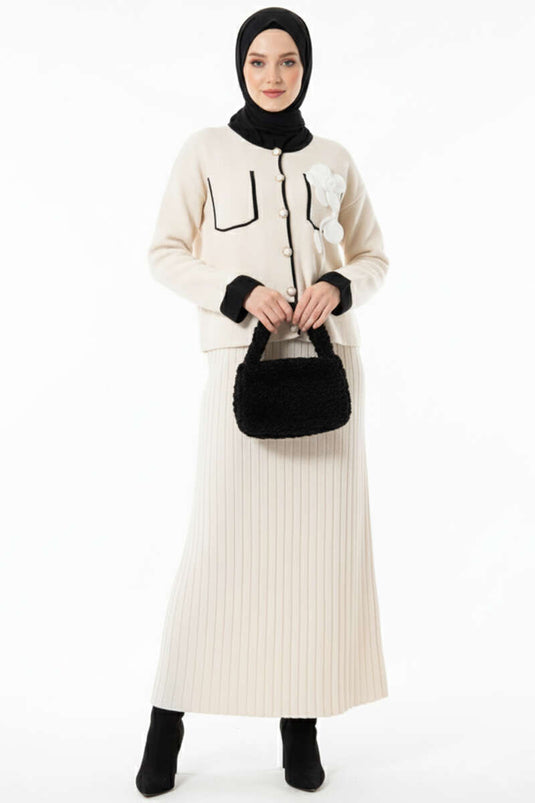 طقم من قطعتين مع تنورة وتطريز وردة على الجيب، بيج.