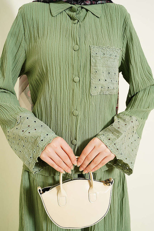 Completo con gonna plissettata e ricamo a mano, verde salvia, con tasche e polsini