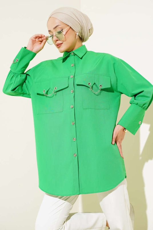 Camicia verde con tasca e catena sui polsini