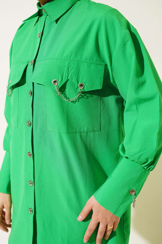 Camicia verde con tasca e catena sui polsini
