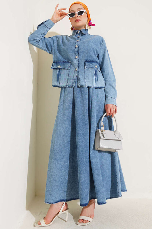 طقم جينز من قطعتين مع جيوب وتنورة بأزرار، لون أزرق فاتح