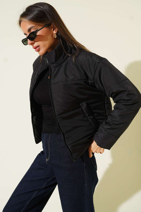 Veste courte matelassée à capuche avec fermeture à glissière noire