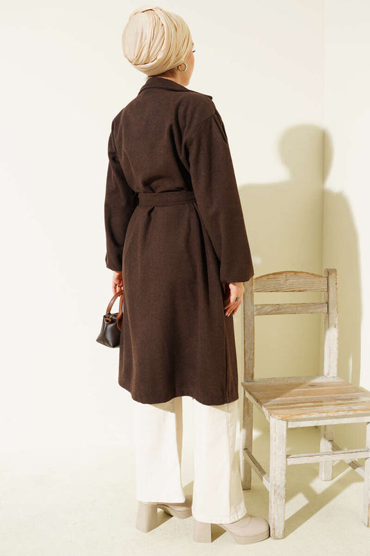 Abrigo de tweed café con bolsillos, cinturón y solapa cruzada