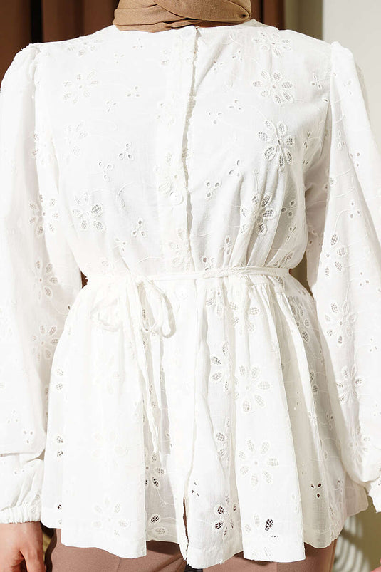 Chemisier court écru avec ceinture en corde et broderie florale