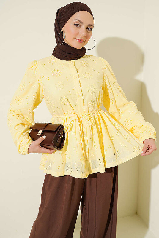 Chemisier court jaune avec ceinture en corde brodée de fleurs