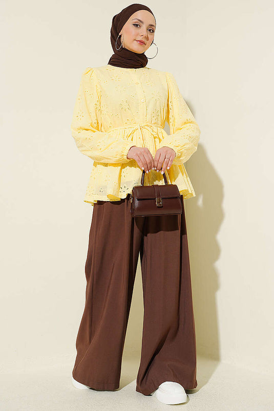 Chemisier court jaune avec ceinture en corde brodée de fleurs