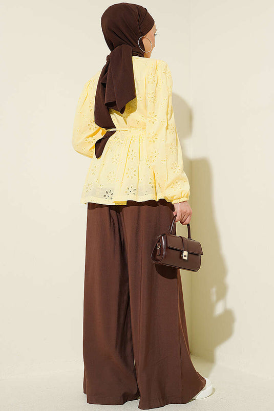 Chemisier court jaune avec ceinture en corde brodée de fleurs