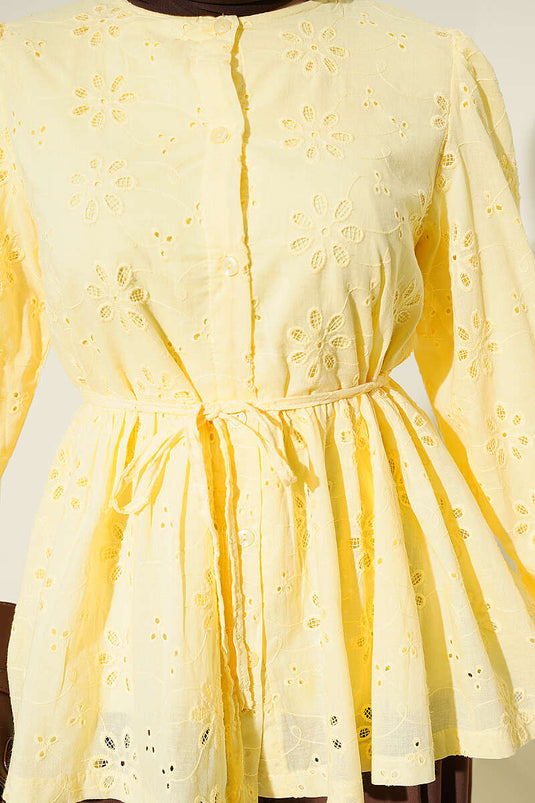 Chemisier court jaune avec ceinture en corde brodée de fleurs