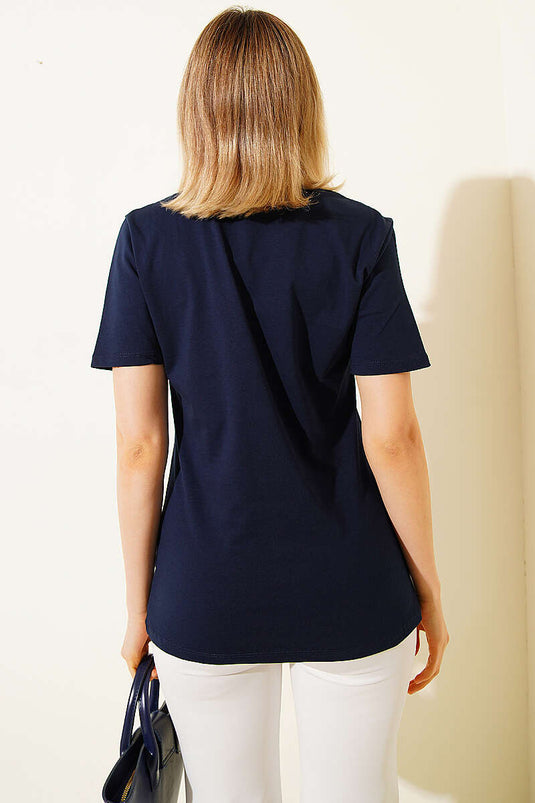 T-shirt bleu marine avec bouquet de fleurs et pierres