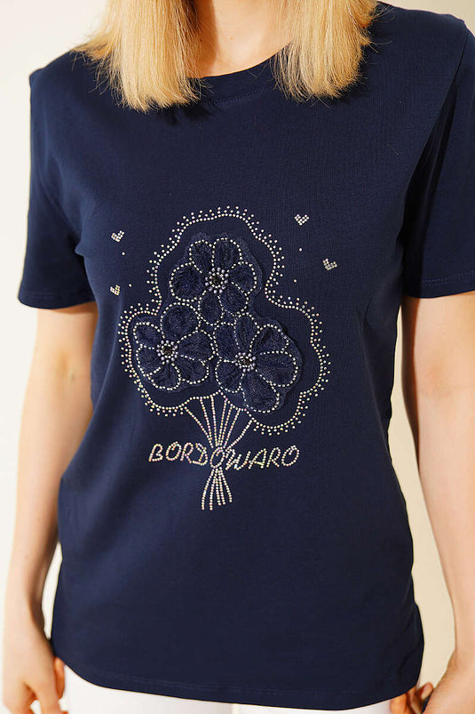 T-shirt bleu marine avec bouquet de fleurs et pierres