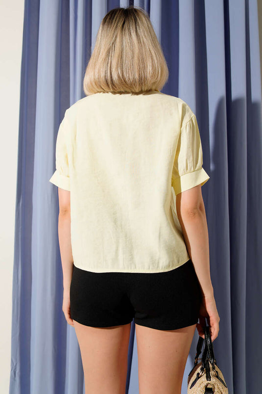 Gelbes Hemd mit floraler Spitzenborte