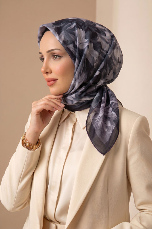 سلسلة أوشحة بنقشة الأزهار باللون الأسود