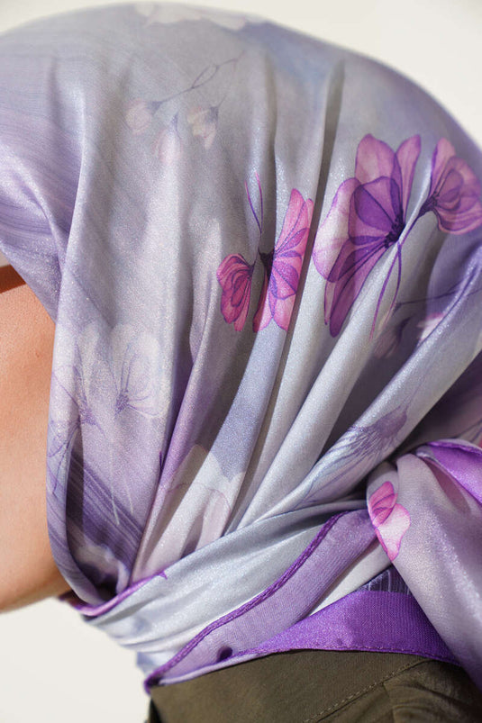 Fliederfarbener Twill-Schal mit Blumenmuster