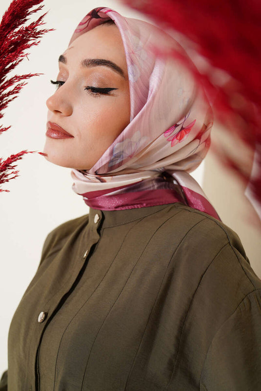 وشاح من قماش التويل بنقشة زهور باللون الأرجواني