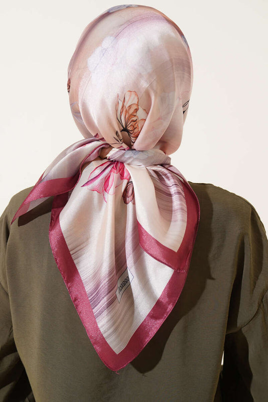 وشاح من قماش التويل بنقشة زهور باللون الأرجواني