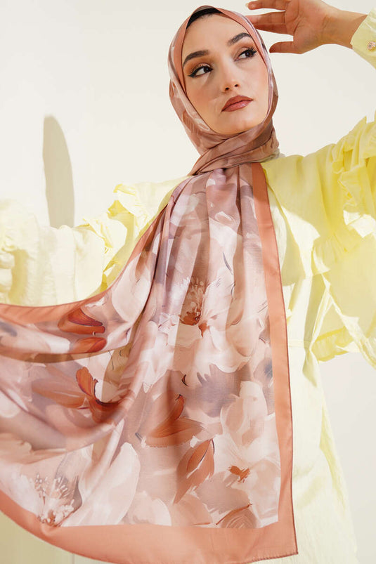 شال من قماش التويل بنقشة زهور، لون لاتيه