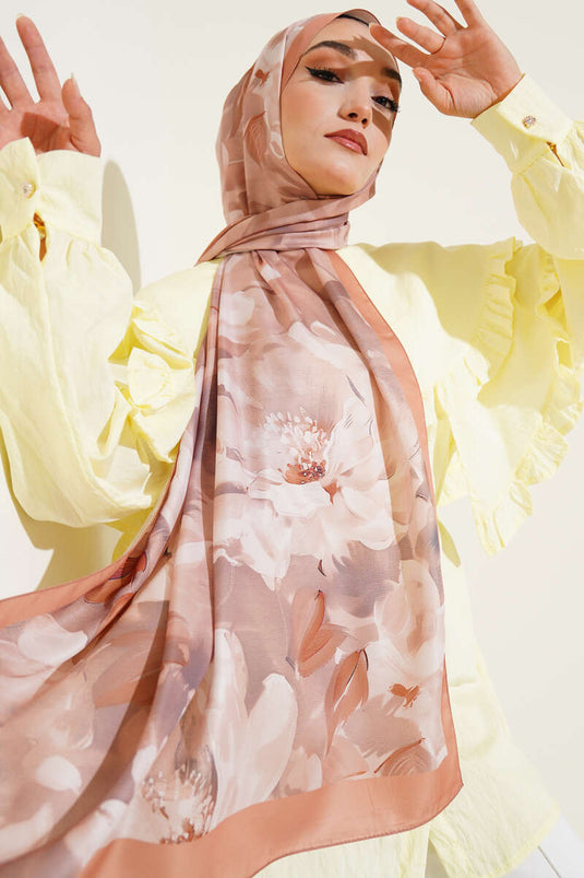 شال من قماش التويل بنقشة زهور، لون لاتيه