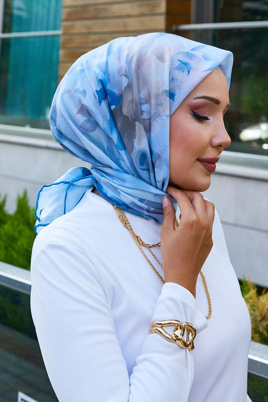 وشاح أزرق منقوش بالزهور