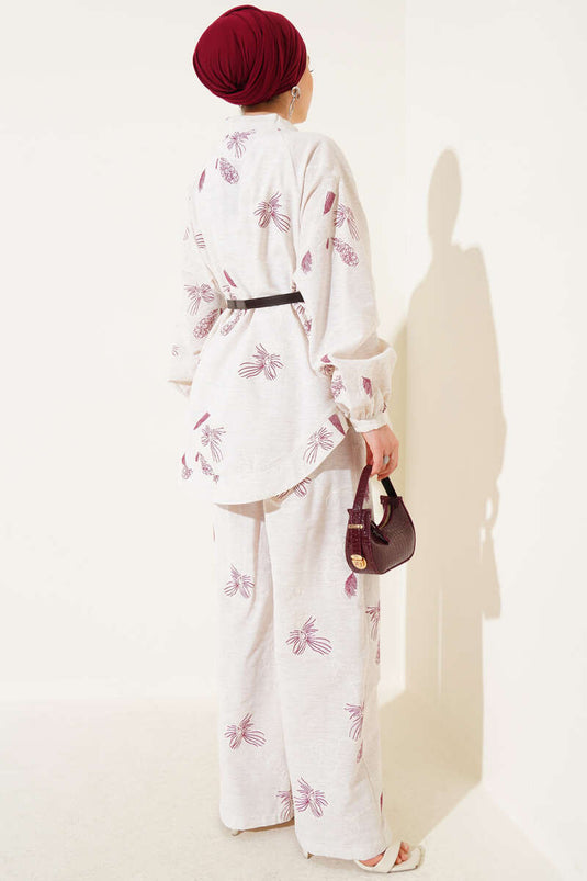 Zweiteiliger Anzug mit Blumenmuster und Prägung in Weinrot