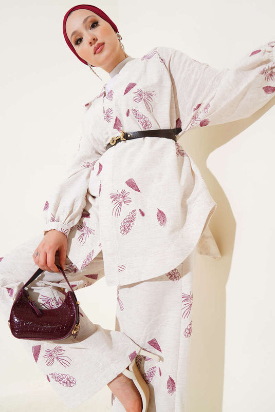 Zweiteiliger Anzug mit Blumenmuster und Prägung in Weinrot