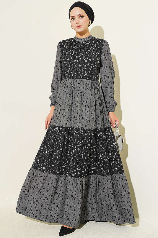 Gemustertes, Gerafftes, Gestuftes Kleid In Rauchgrau