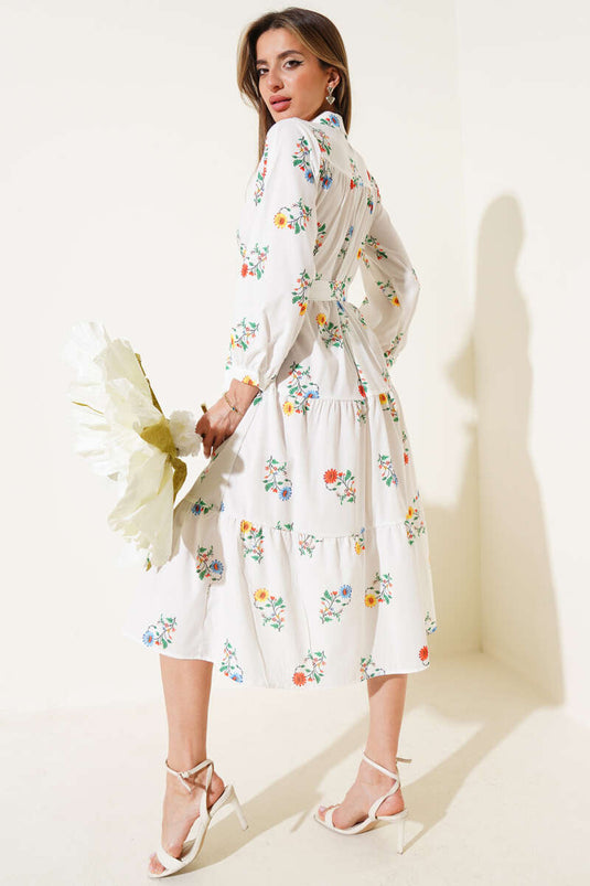 Weißes, geblümtes, tailliertes Midikleid mit Lagenlook und Gürtel