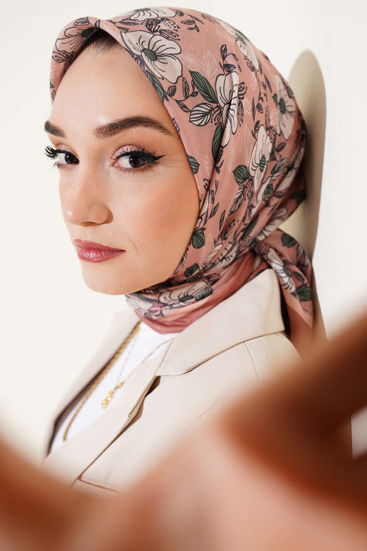 وشاح مخطط بنقوش زهرية على شكل فم قطة