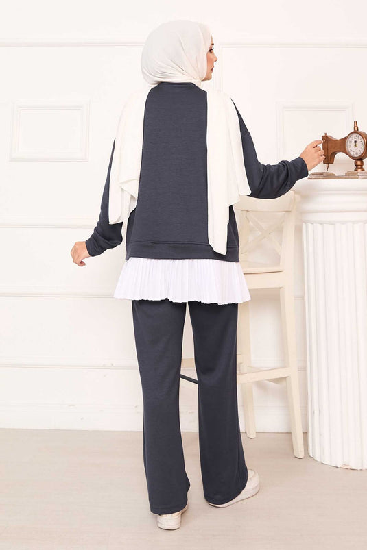 بدلة أويشو رمادية مع تنورة مطوية وتفاصيل زهور