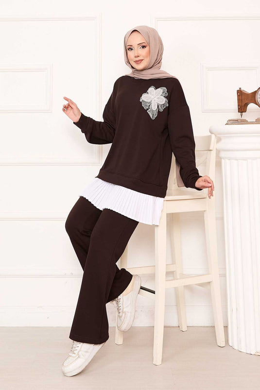 بدلة أويشو بنية اللون مع تنورة مطوية وتفاصيل زهور