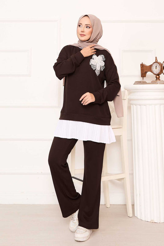 بدلة أويشو بنية اللون مع تنورة مطوية وتفاصيل زهور