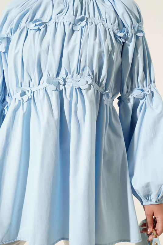 Tunica con maniche elastiche e dettagli floreali, colore azzurro