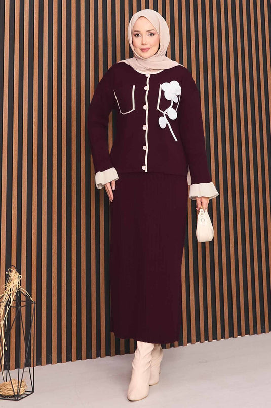 بدلة حجاب محبوكة بأزرار من عرق اللؤلؤ بتفاصيل زهور، لون عنابي