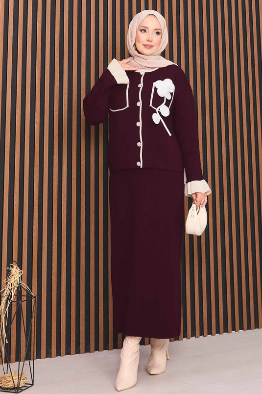 بدلة حجاب محبوكة بأزرار من عرق اللؤلؤ بتفاصيل زهور، لون عنابي