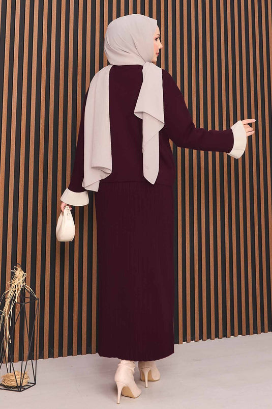 بدلة حجاب محبوكة بأزرار من عرق اللؤلؤ بتفاصيل زهور، لون عنابي