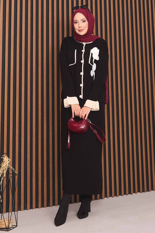 بدلة حجاب محبوكة بأزرار من عرق اللؤلؤ بتفاصيل زهور باللون الأسود